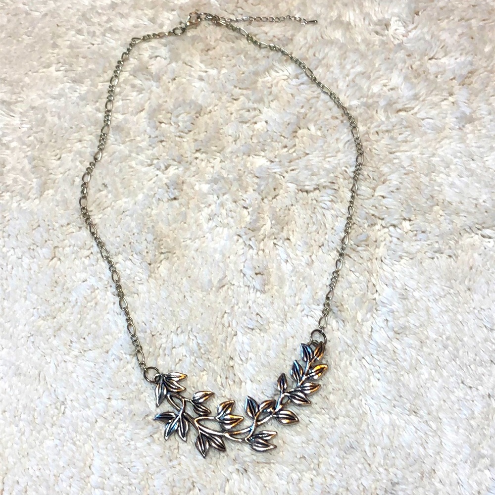 Metal leaf pattern necklace